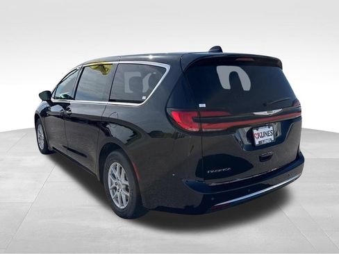 Used 2024 Chrysler Pacifica Touring-L FWD image 7