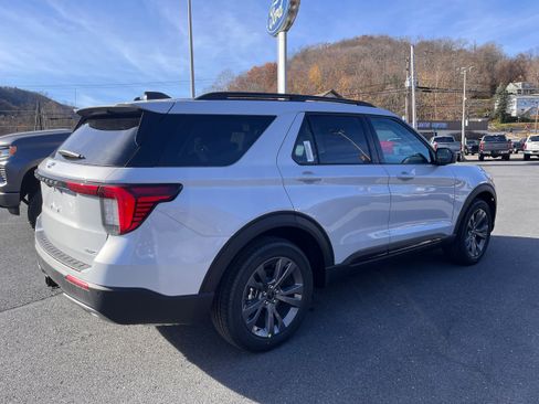 New 2026 Ford Explorer Active w/ Active Comfort Package image 3