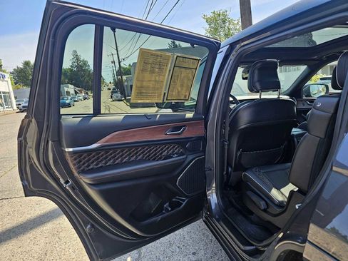 Used 2022 Jeep Grand Cherokee L Summit w/ Advanced Protech Group IV AWD/4WD image 18