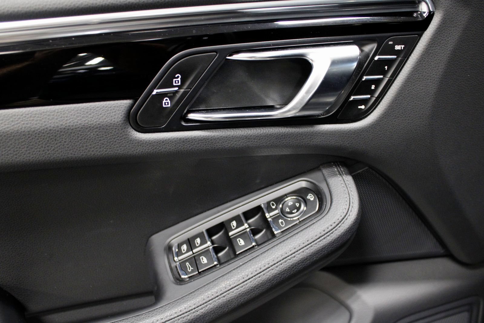 Certified 2025 Porsche Macan AWD/4WD image 25
