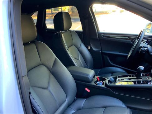 Used 2025 Porsche Macan image 8