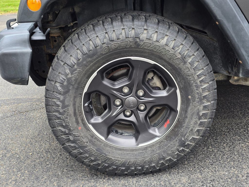 Used 2017 Jeep Wrangler Unlimited Rubicon w/ Connectivity Group AWD/4WD image 10