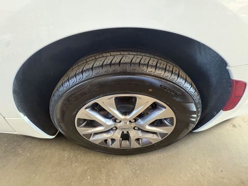 Used 2024 Chrysler Pacifica Pinnacle FWD image 14