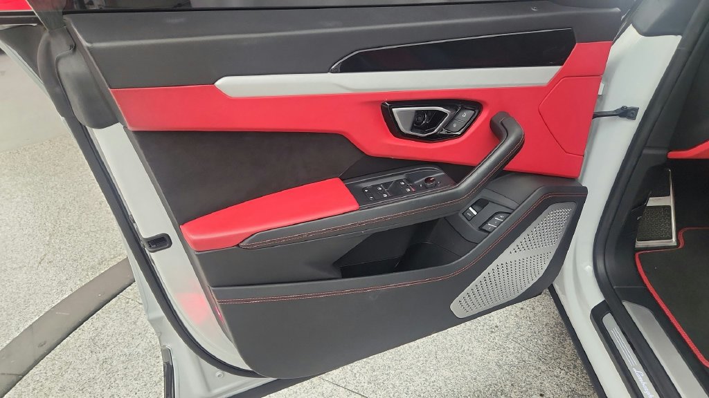 Used 2020 Lamborghini Urus AWD/4WD image 23