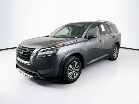 Used 2025 Nissan Pathfinder SL FWD image 3