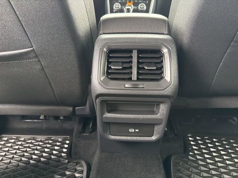 Used 2024 Volkswagen Taos SE image 23