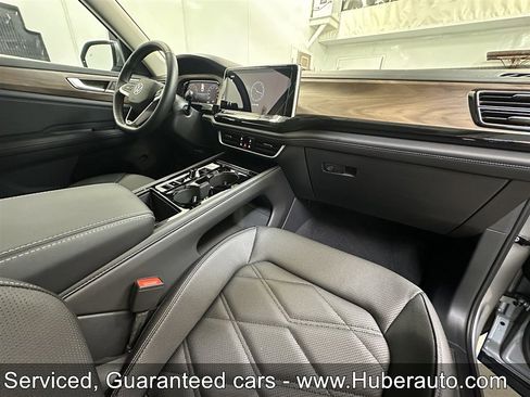 Used 2025 Volkswagen Atlas SE image 21
