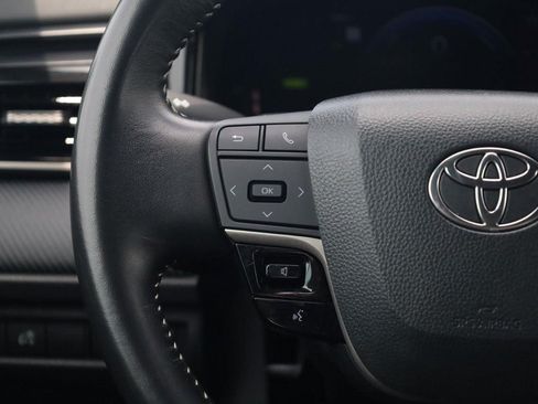 Used 2025 Toyota Camry SE FWD image 9