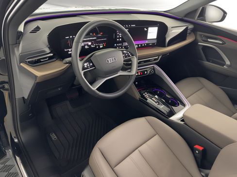 Certified 2025 Audi Q5 Premium w/ 19" Wheel Package AWD/4WD image 4