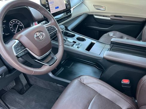 Certified 2023 Toyota Sienna Platinum FWD image 13