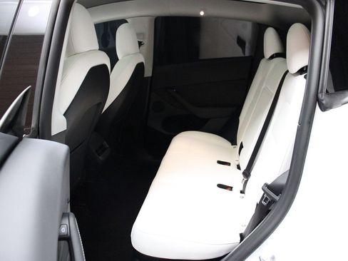 Used 2022 Tesla Model Y Long Range image 42