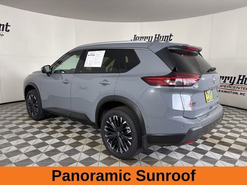 Used 2025 Nissan Rogue SL w/ Tech Package image 7