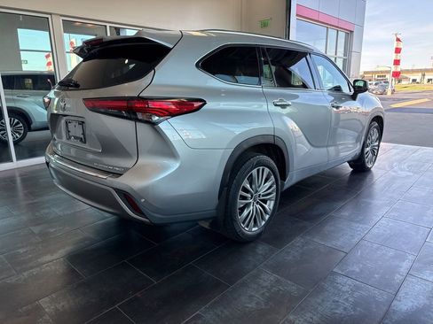 Used 2022 Toyota Highlander Platinum AWD/4WD image 4