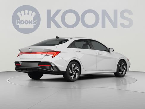 Used 2024 Hyundai Elantra SEL w/ Convenience Package FWD image 4