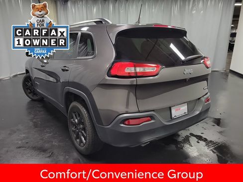Used 2018 Jeep Cherokee Latitude Plus w/ Comfort/Convenience Group FWD image 6