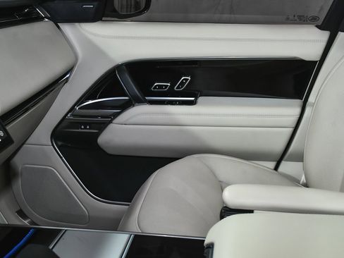 Used 2025 Land Rover Range Rover SE image 60