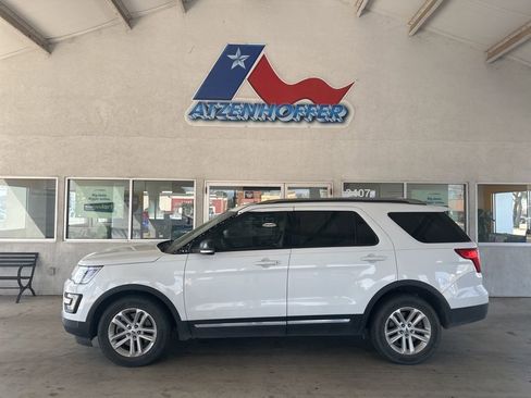 Used 2016 Ford Explorer XLT image 2