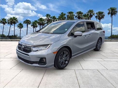 Used 2025 Honda Odyssey Touring image 3