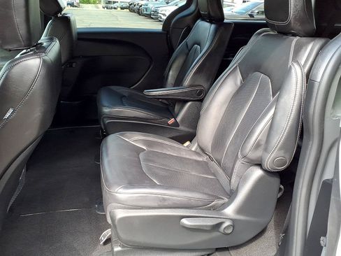 Certified 2023 Chrysler Pacifica Touring-L w/ S Appearance Package FWD image 10