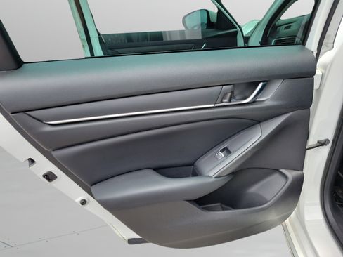 Used 2018 Honda Accord EX image 11
