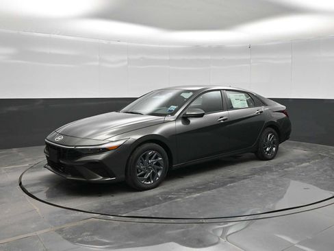 New 2026 Hyundai Elantra Hybrid FWD image 4