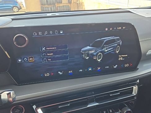 Used 2025 Chevrolet Traverse LT FWD image 25