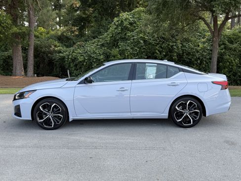 Used 2025 Nissan Altima 2.5 SR FWD image 37