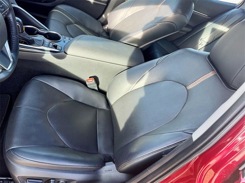 Used 2020 Toyota Camry XLE image 19