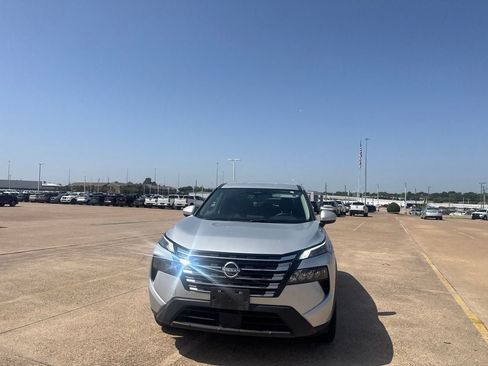 Certified 2025 Nissan Rogue SV FWD image 5