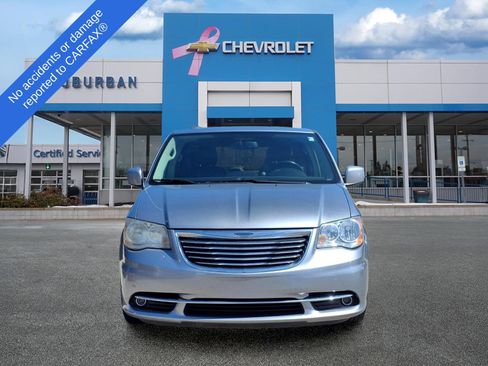 Used 2016 Chrysler Town & Country Touring w/ Driver Convenience Group FWD image 2