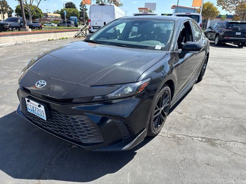 Used 2025 Toyota Camry SE FWD image 1