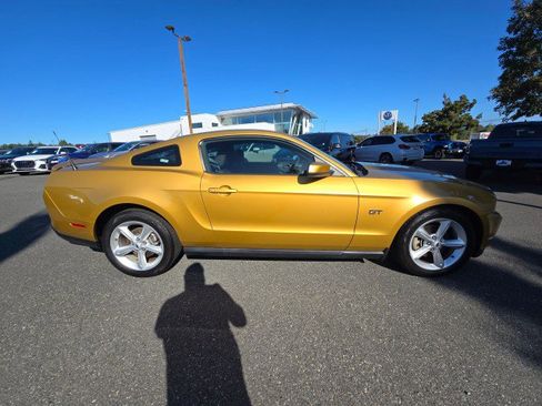 Used 2010 Ford Mustang GT image 3