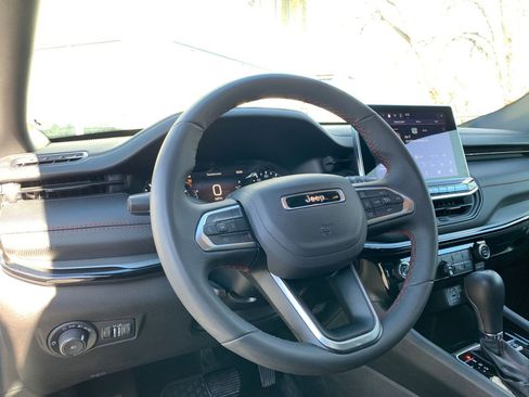 Used 2025 Jeep Compass Trailhawk image 33