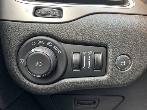 Used 2021 Jeep Cherokee High Altitude AWD/4WD image 23
