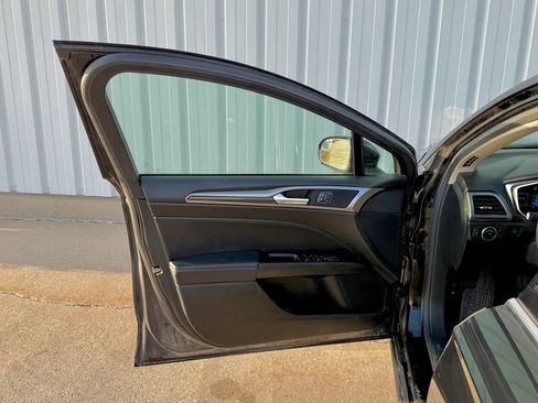 Used 2017 Ford Fusion SE w/ Fusion SE Technology Package FWD image 14