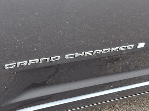 Used 2023 Jeep Grand Cherokee Overland AWD/4WD image 37