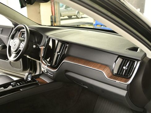 Used 2022 Volvo XC60 B5 Momentum w/ Protection Package Premier image 26