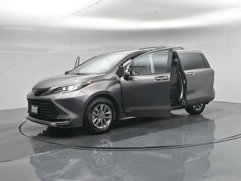 Used 2021 Toyota Sienna XLE FWD image 35