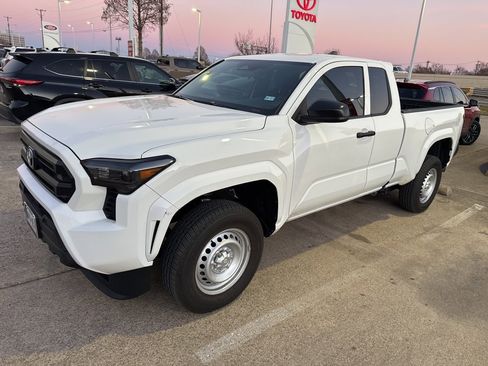 Used 2025 Toyota Tacoma SR image 1