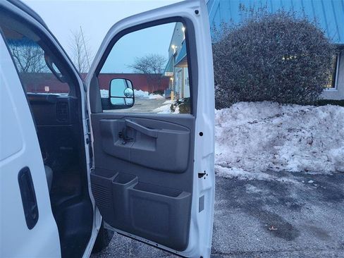 Used 2016 Chevrolet Express 3500 Extended image 16