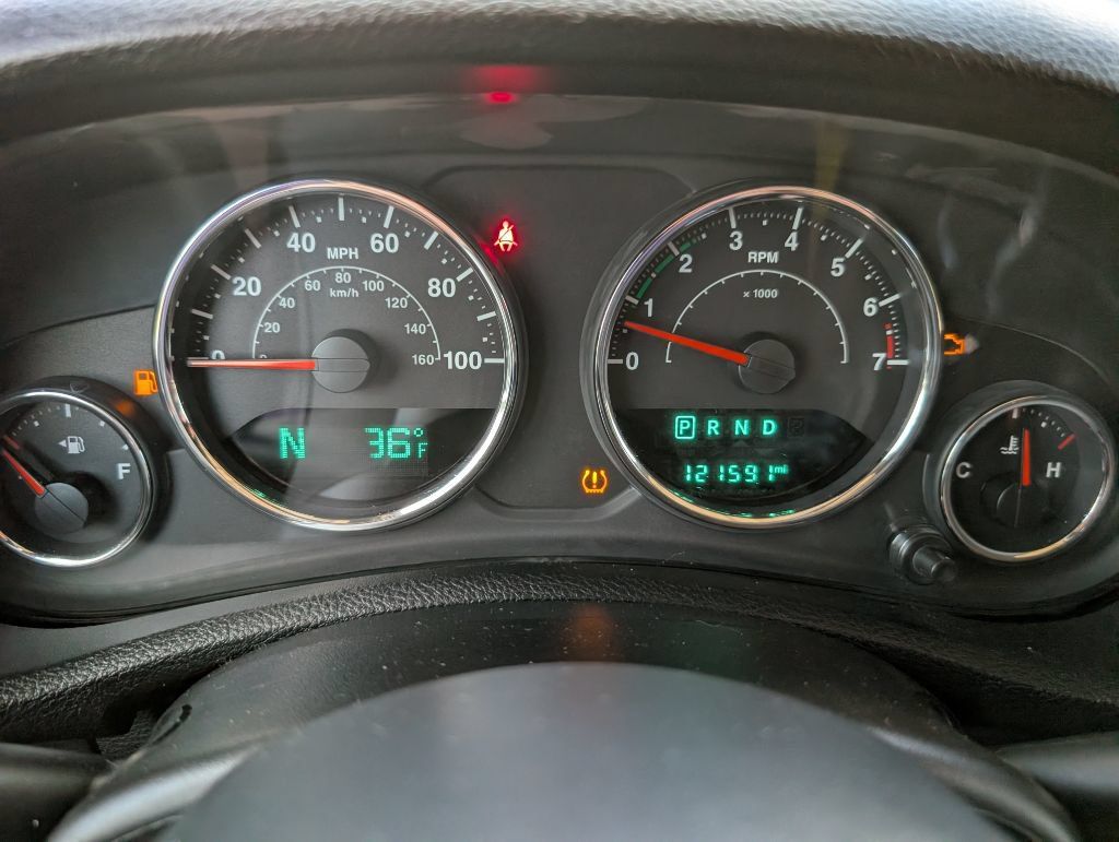 Used 2015 Jeep Wrangler Unlimited Sahara w/ Connectivity Group AWD/4WD image 14