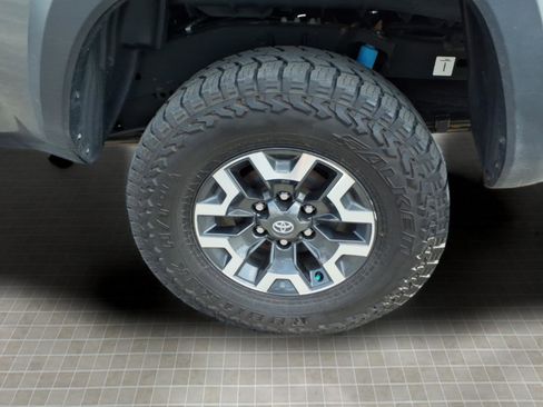 Used 2022 Toyota Tacoma TRD Off-Road AWD/4WD image 10
