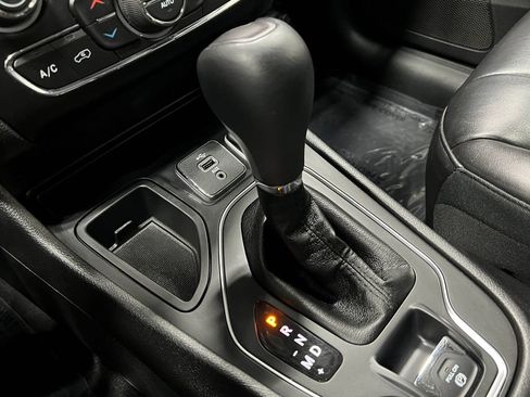Used 2019 Jeep Cherokee Latitude Plus w/ Comfort/Convenience Group FWD image 29