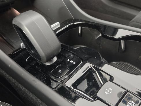 Certified 2023 Volvo XC40 B5 Ultimate w/ Climate Package image 19