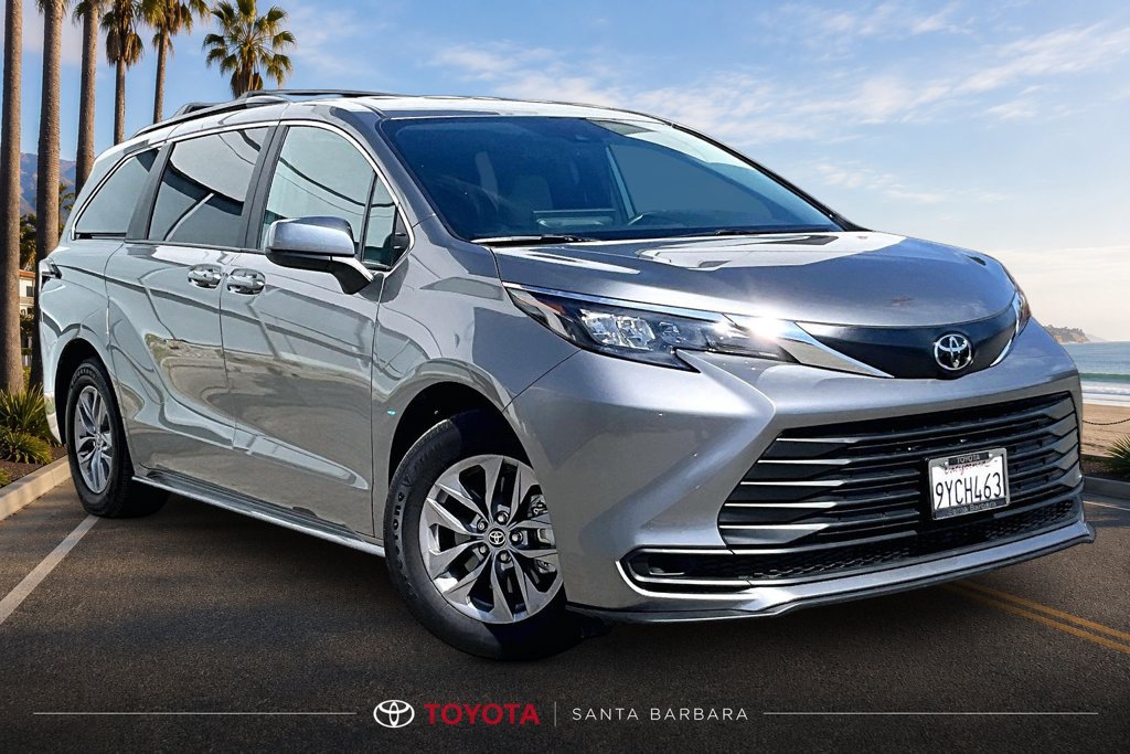 Certified 2026 Toyota Sienna LE AWD/4WD image 1
