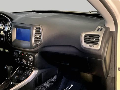 Used 2021 Jeep Compass Latitude AWD/4WD image 19