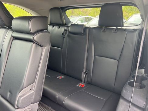 Used 2022 Toyota Highlander XLE AWD/4WD image 4