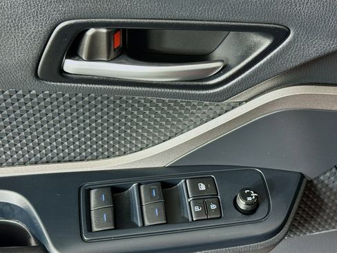 Used 2020 Toyota C-HR LE image 22