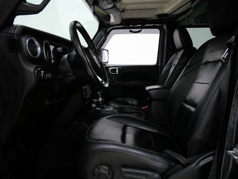 Used 2018 Jeep Wrangler Unlimited Sahara AWD/4WD image 13