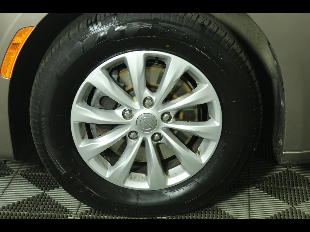 Used 2017 Chrysler Pacifica Touring-L FWD image 5